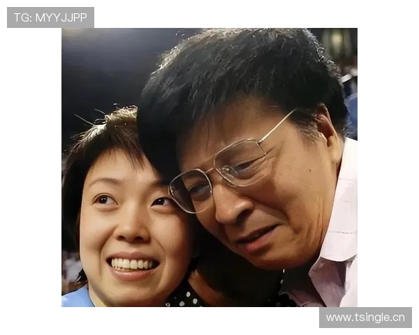 张怡宁遛狗刷手机账单，那数字跟我人生不在同一频道